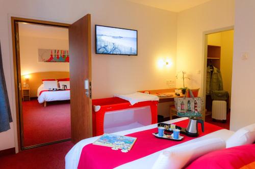 1 queen bed, 2 twin beds