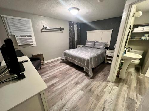 Creekside Retreat Inn & Suites - image 11