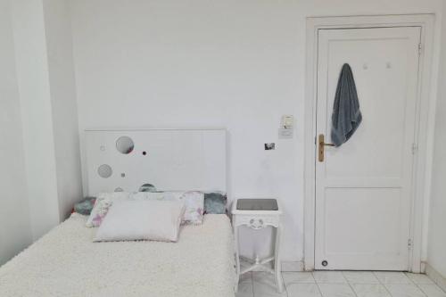 Single bedroom in a shared apartment Girls only hosting family, Le Caire (photo 5)