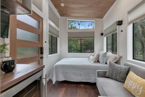 New Chic and Peaceful Tiny Home with FirePit - image 2
