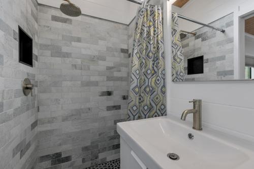 New Chic and Peaceful Tiny Home with FirePit - image 10