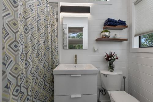 New Chic and Peaceful Tiny Home with FirePit - image 6
