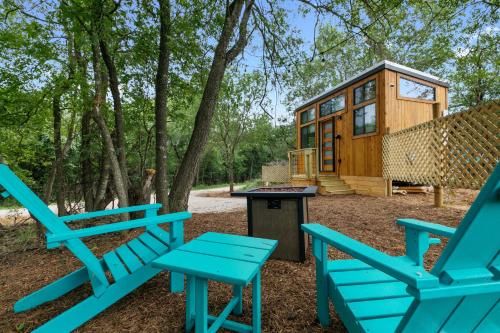New Chic and Peaceful Tiny Home with FirePit - image 9