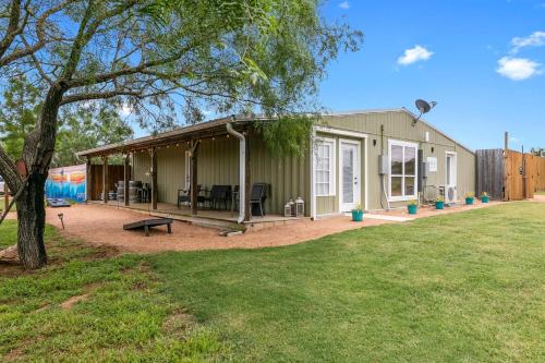 New Chic and Peaceful Tiny Home with FirePit - image 10