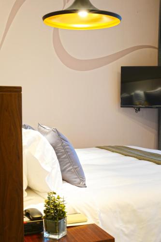 1 king bed, 1 twin bed
