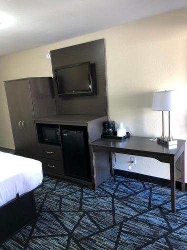 Varsity Inn Motel - image 5