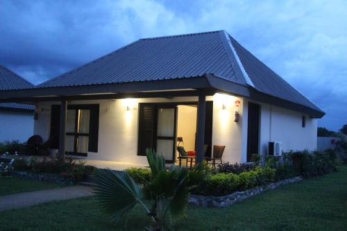 แลนเดอร์ เบย์ รีสอร์ต แอนด์ สปา ฟิจิ (LANDERS BAY RESORT & SPA FIJI) in ลัวตูก้า