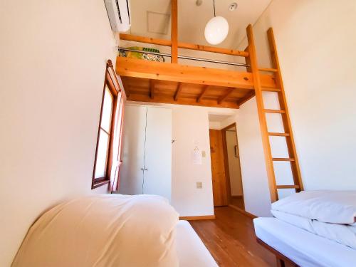 2 twin beds, 1 futon bed