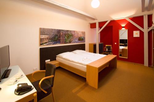 3 twin beds