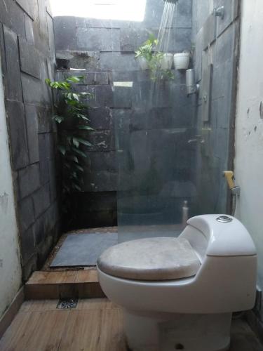 Bathroom, Suburdi Guest House in Praya