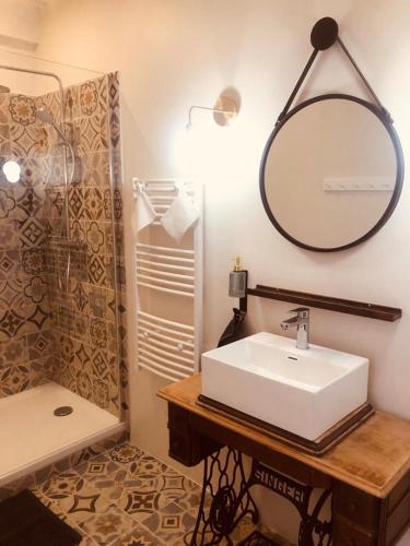 Bathroom, Hotes de Maia Chambre d'hotes in Moret-sur-Loing