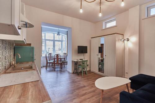 One-Bedroom Apartment image 4