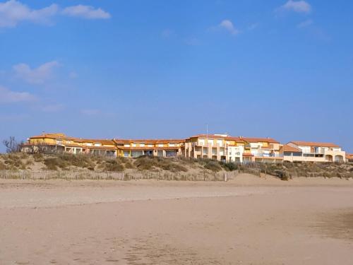 Exterior view, Appartement, vue sur mer, acces direct plage, piscine in Vias