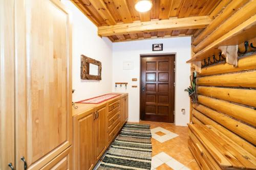 Očarujúci drevený dom v prírodnom prostredí (Ocarujuci dreveny dom v prirodnom prostredi) in Tajov