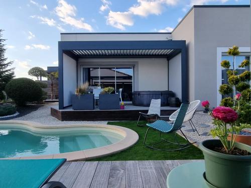 BleuNuit - Location maison de vacances avec piscine privée gîte à louer Brens