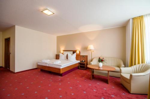 2 twin beds, 1 sofa bed