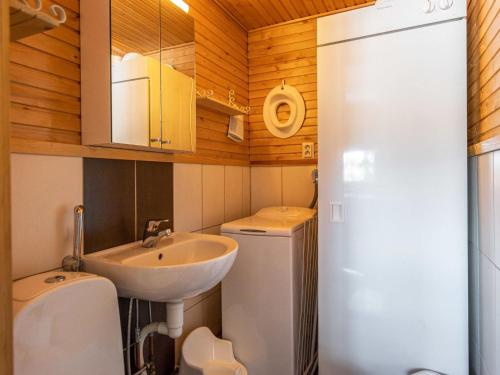 Bathroom, Holiday Home Naurisniemi by Interhome in Rautalampi