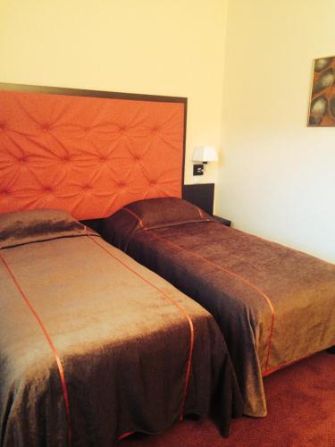 2 twin beds