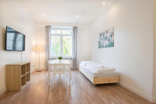 Tolstov Apartments - 1 or 3 Room Apartments - 20 Min Messe DUS and Old Town DUS, Düsseldorf (photo 3)