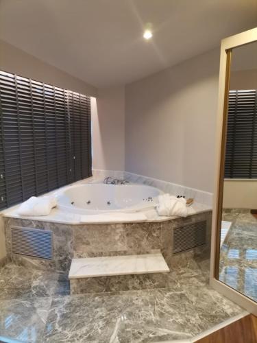 Golden Royal Hotel - image 12