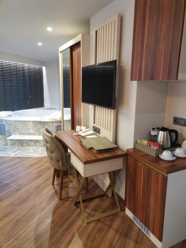 Golden Royal Hotel - image 3