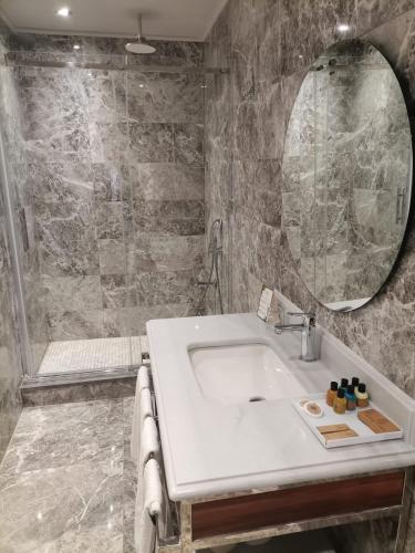 Golden Royal Hotel - image 4