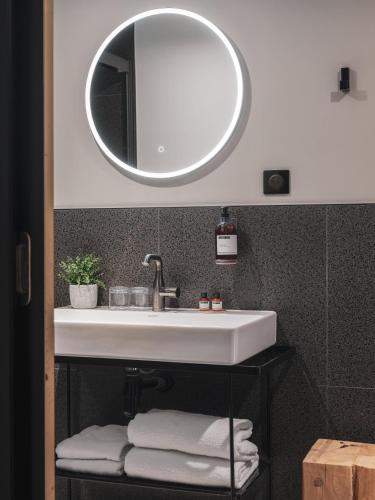 Appartements Place Royale - Maisons du Monde Hôtel & Suites - image 5