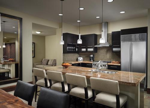 Konyha, The Residences at One Village Place by Hyatt Vacation Club in Truckee (Kalifornia)