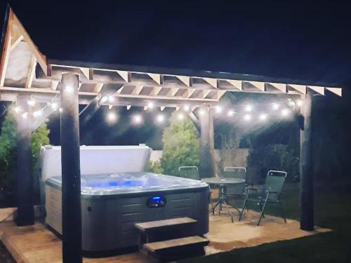 The Loft at Rock Cottage with hot tub in Templepatrick