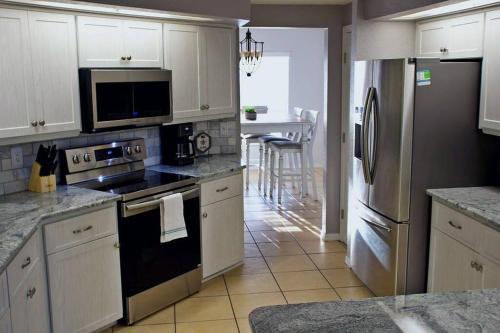 Konyha, Spacious 4-bedroom 2-bath Abode in Eagle Lake (FL)