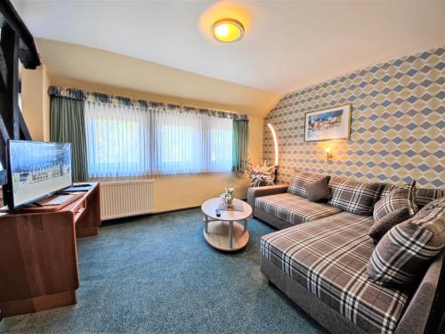 1 queen bed, 1 sofa bed