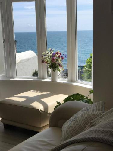 B&B Porthleven - Cliff House - a stunning sea view 2 bed apartment in Porthleven - Bed and Breakfast Porthleven