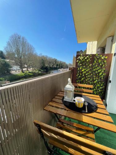 . Appartement avec balcon et vue sur port - wifi privé - au dessus du Restaurant le Yackams