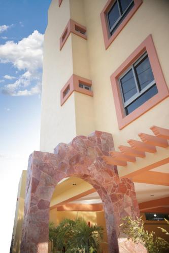 Exterior view, Hotel Conquistador in Mazatlán