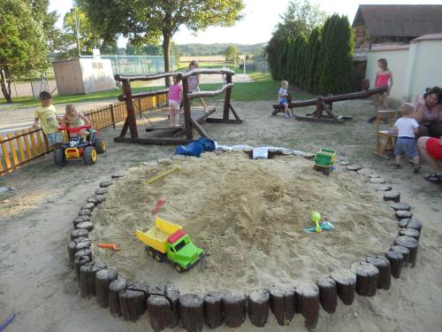 kinderspeeltuin, Hatarmenti Vendeghaz in Zsira