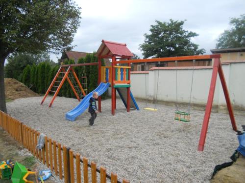 kinderspeeltuin, Hatarmenti Vendeghaz in Zsira