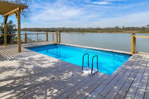 Spacious San Jacinto River Home with Waterfront Deck in Houston, USA