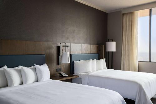 2 queen beds