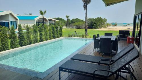3 bedrooms, 6 beds
