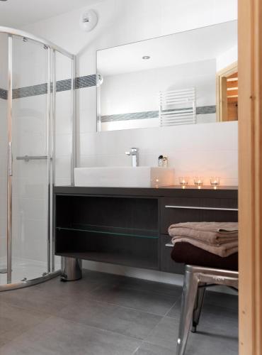 Three-Bedroom Chalet with Sauna image 6