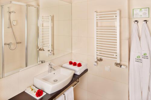 Z-Hotel Room Type - Standard Double or Twin Room