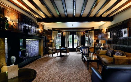 Pub/Lounge, Macdonald Alveston Manor Hotel in Stratford Upon Avon