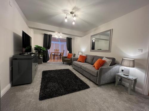 Cotswold apartment with private parking! 1