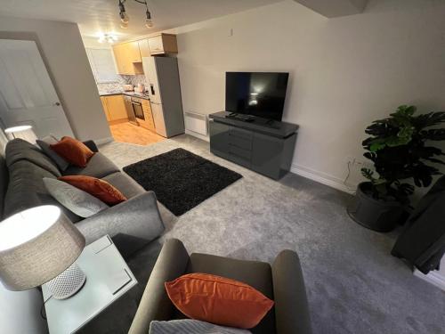 Cotswold apartment with private parking! 3
