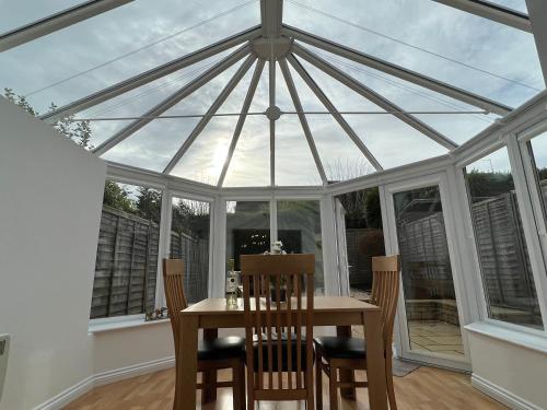 Cotswold apartment with private parking! 5