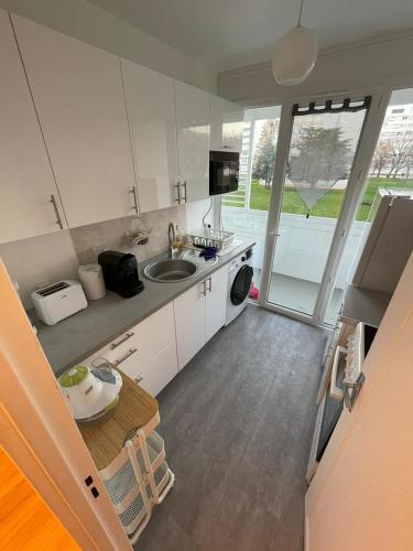 Kitchen, Superbe Appartement en residence avec parking free in Ris-Orangis