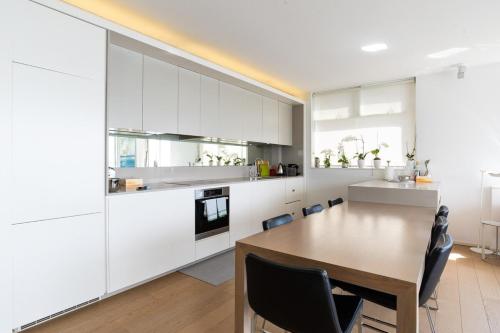 2 Bedroom Apartment with Bay View - image 2