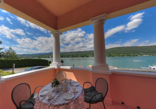 Apartment with Lake View