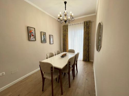 Joni & Joy Center Apartment - image 5
