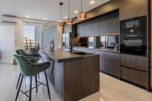 Carmen - Luxury 2-Bedroom Apartment - Downtown - Tap to explore photos